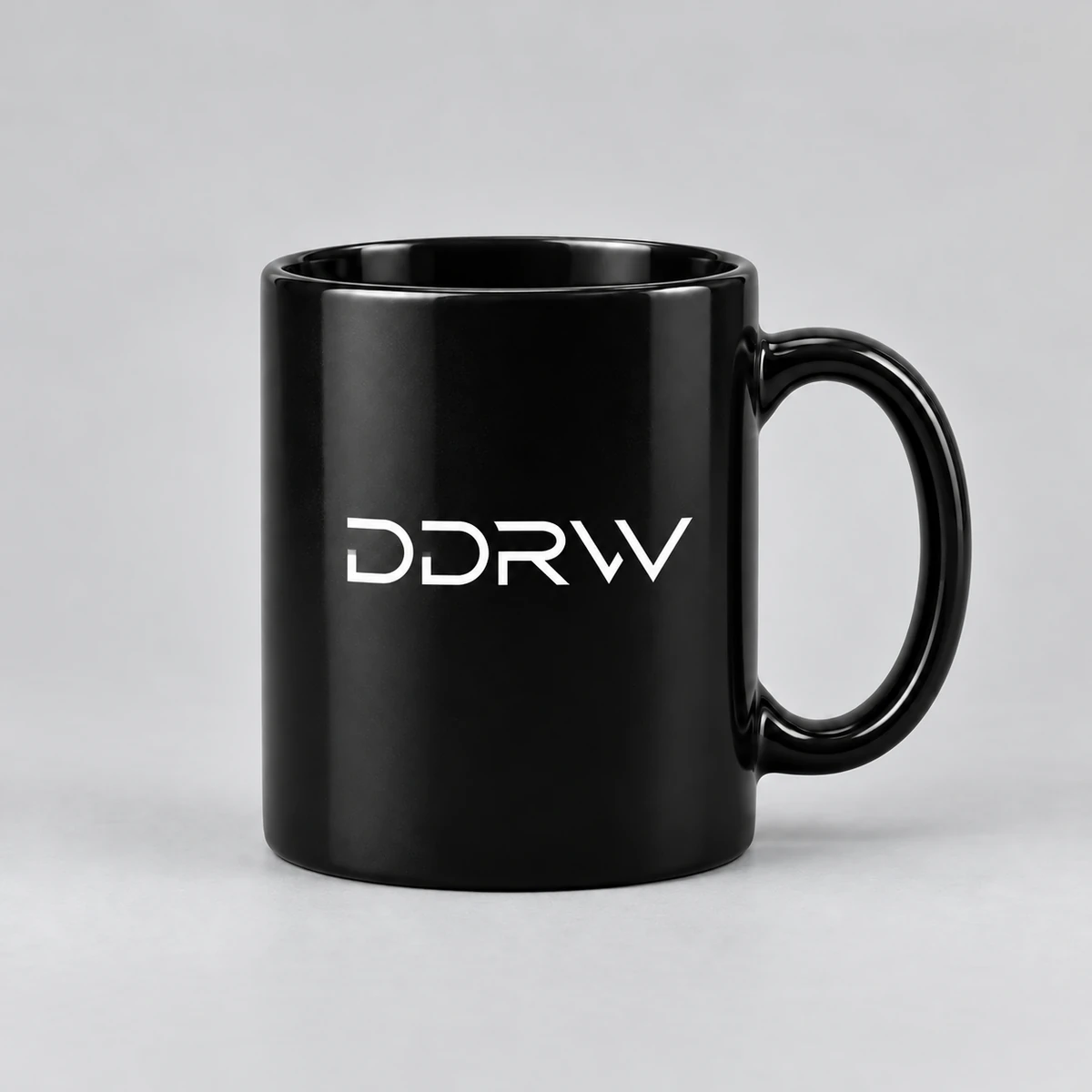 Кружка DDRW, чёрный цвет, логотип на передней стороне